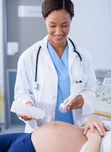 Doctora realizando una ecografía